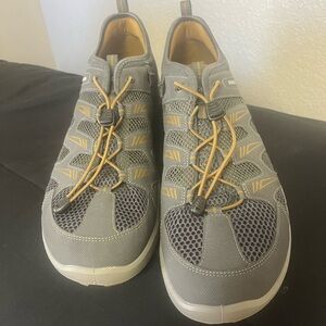 NEW ECCO MENS SHOES - 10.5 - Never Been Worn